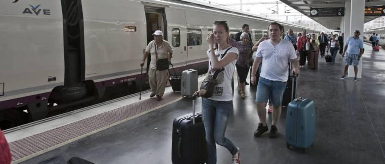 El éxito de pasajeros del AVE entre Alicante y Madrid le ha convertido en un banco de pruebas para la liberalización del transporte ferroviario