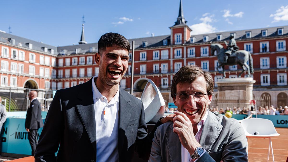 El tenista Carlos Alcaraz y el alcalde de Madrid, José Luis Martínez-Almeida, durante la presentación del Mutua Madrid Open 2024