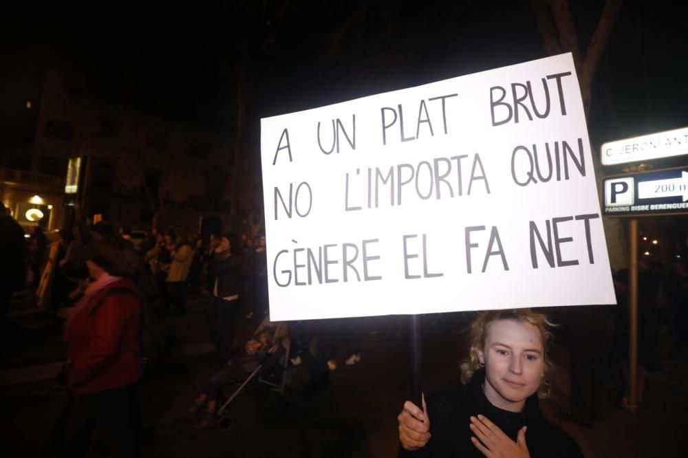 Miles de mujeres se manifiestan en Palma por el 8M