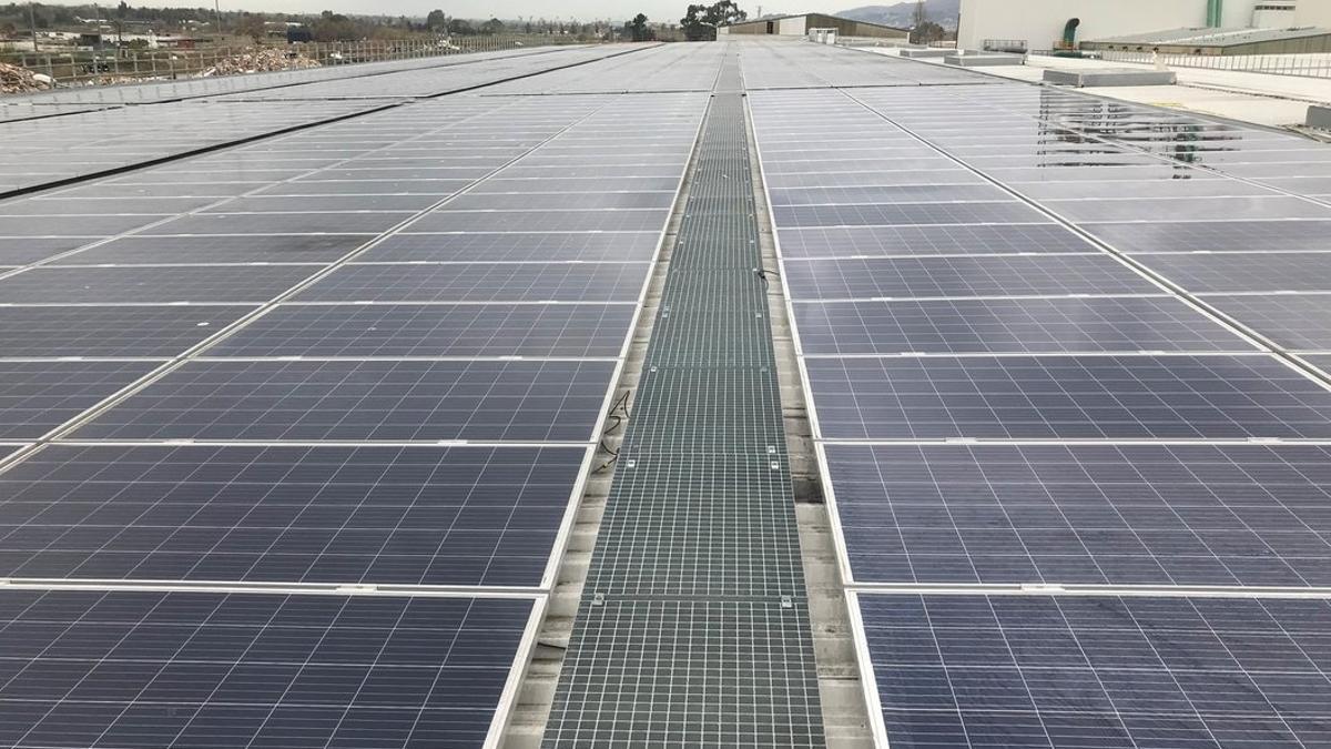 Placas solares instaladas en el centro de residuos de Gavà-Viladecans.