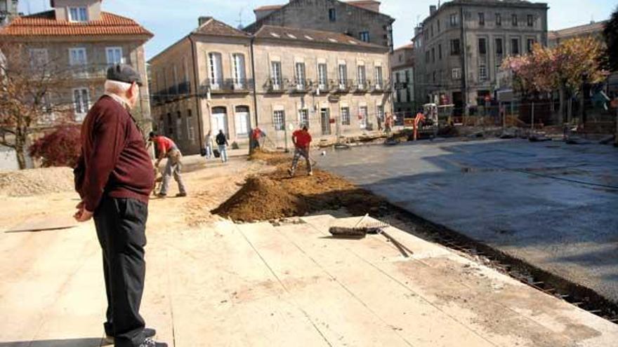 Al suelo de la avenida de Santa María, que a su vez será el techo del museo arqueológico inferior, sólo le falta la piedra que lo recubrirá.