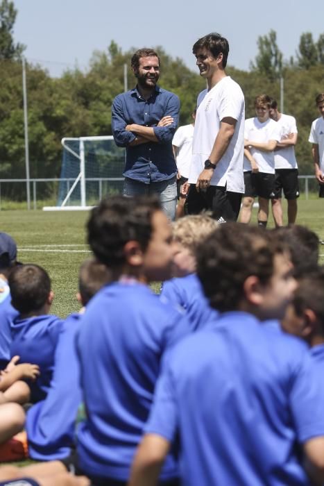 Visita de Mata al campus del Real Oviedo