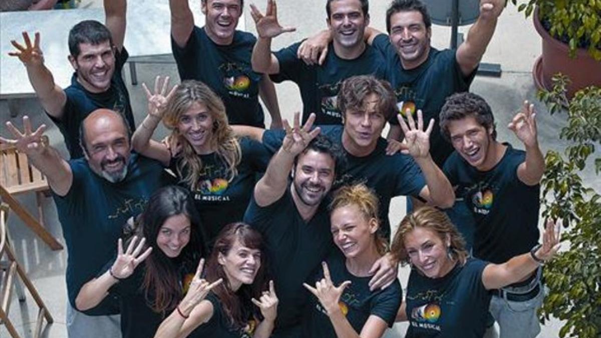 El elenco de '40, El Musical', con el director, Miquel Fernández (en el centro con barba), el jueves en la Nau Ivanow, donde ensayan.