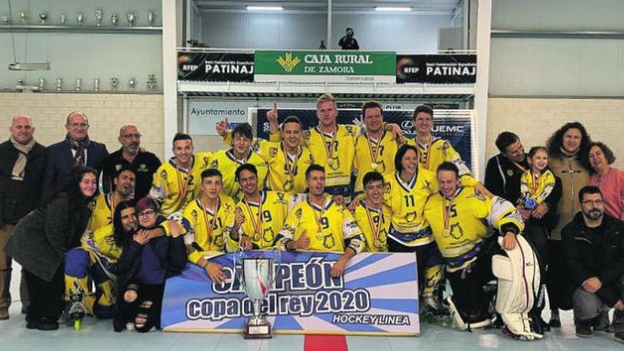 El Molina Sport grancanario celebra su primera Copa del Rey tras vencer al Espanya en Valladolid, ayer.