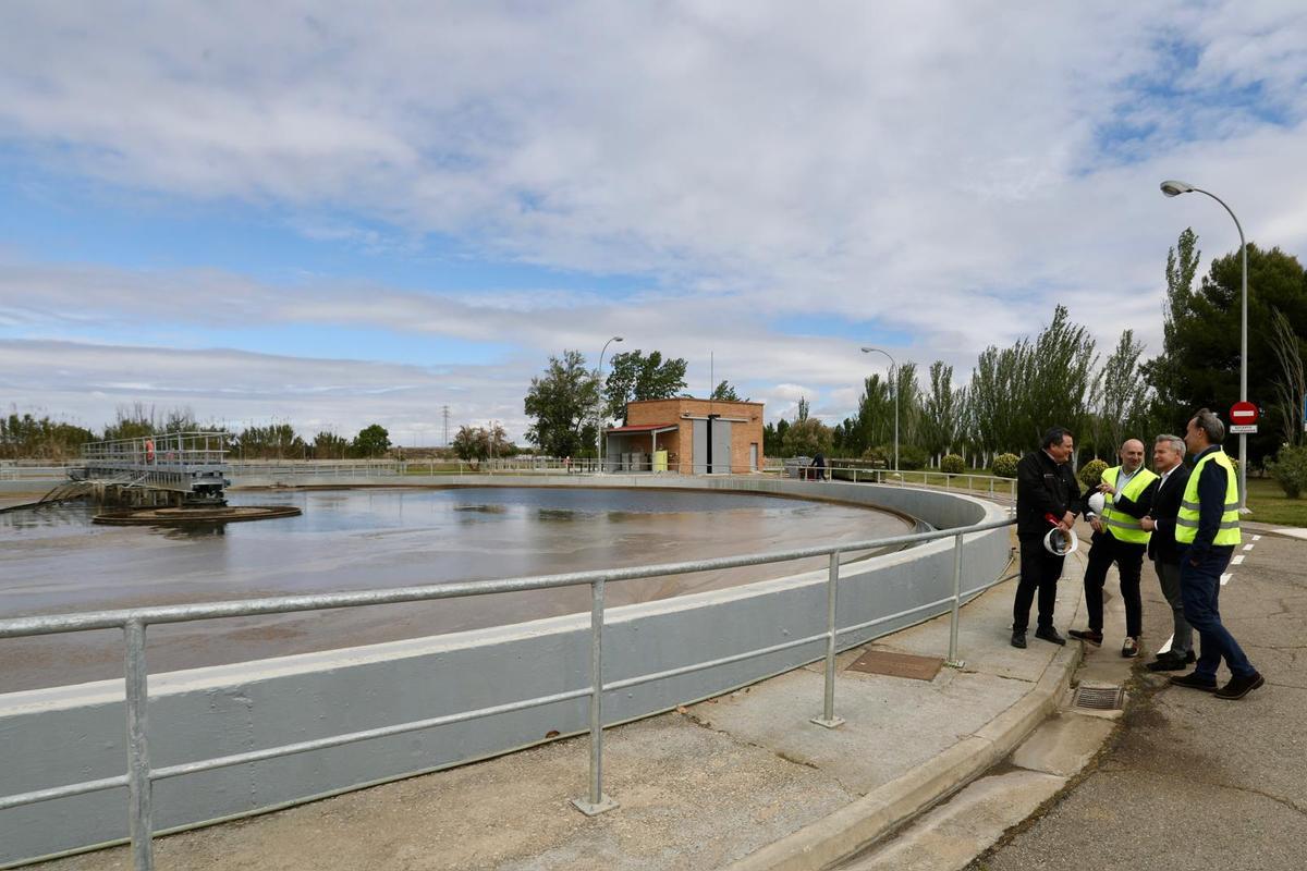 El concejal de Infraestructuras, tercero por la izquierda, en una visita a la depuradora de La Amozara.