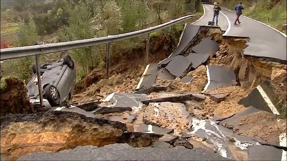 Salva la vida milagrosamente tras producirse un gran socavón en una carretera de Pontevedra