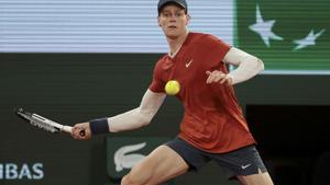 Jannik Sinner durante un partido de Roland Garros.