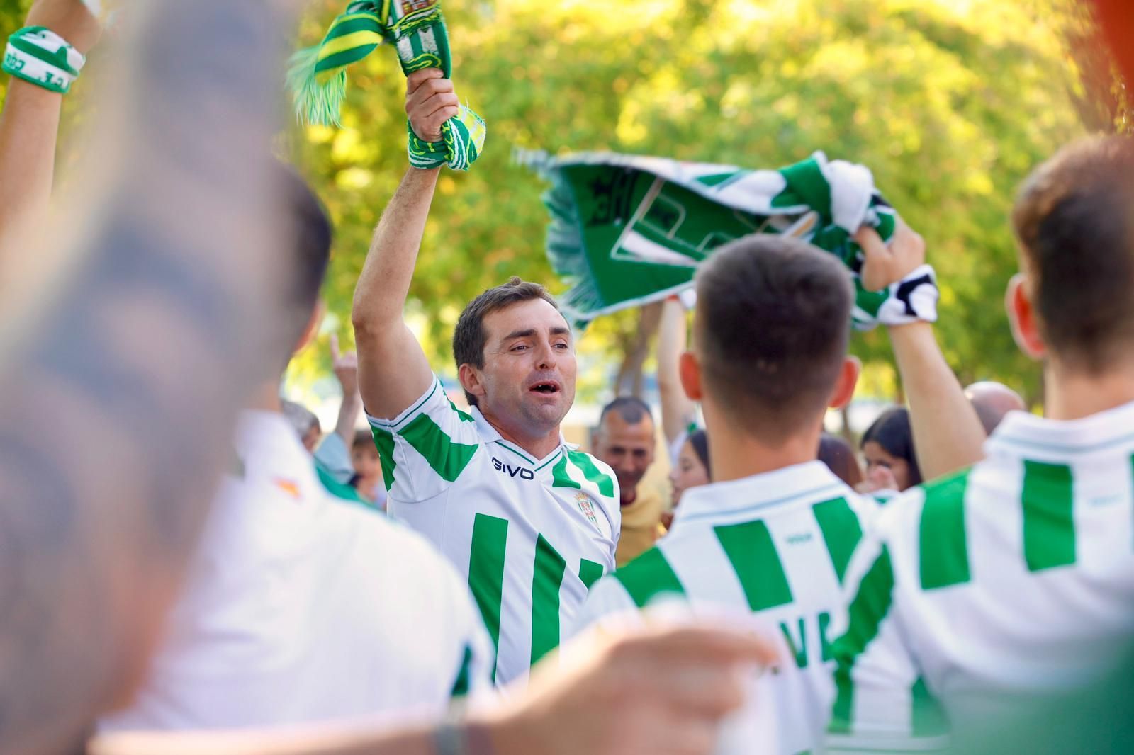 Barcelona Atlétic-Córdoba CF | El recibimiento al equipo de la afición cordobesista, en imágenes