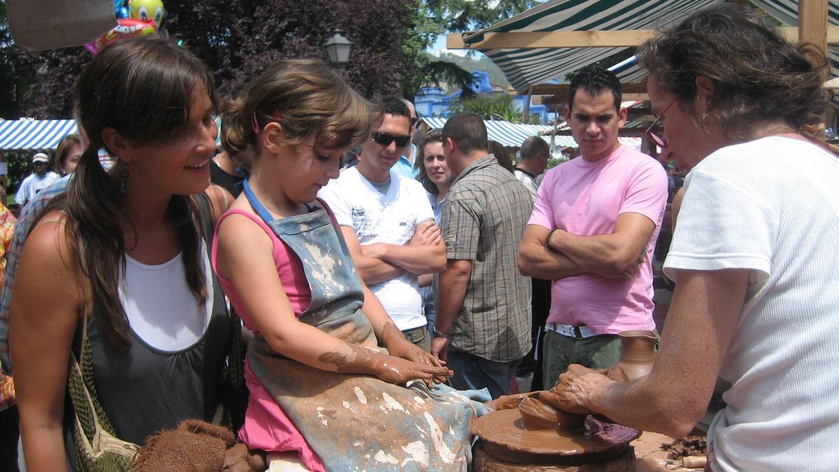 Una niña participa en un taller de alfarería, imagen de archivo.