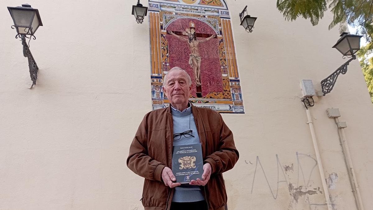 Rafael Esteve Secall, con su libro de investigación sobre el trono de la Expiración.