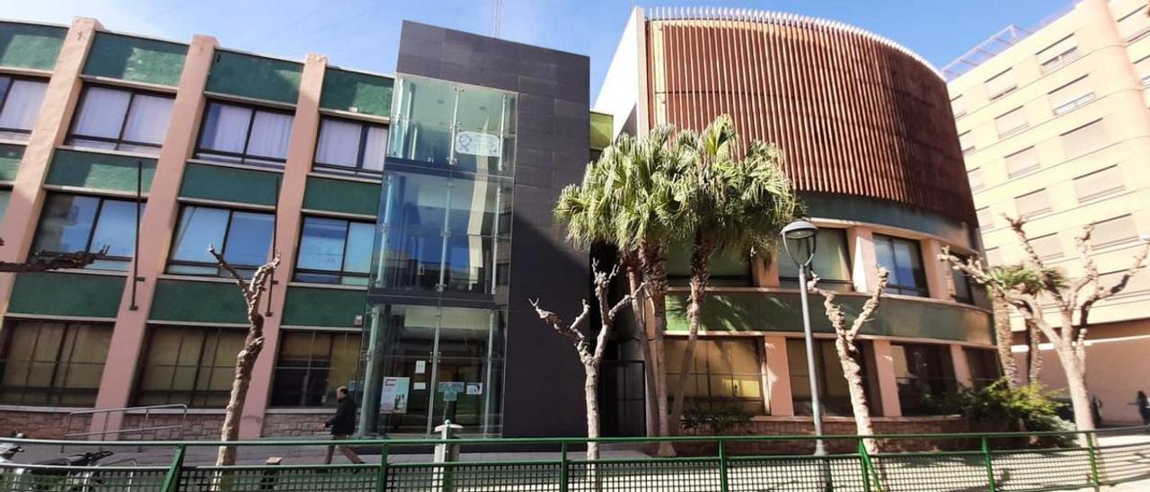 El edificio de la antigua biblioteca municipal de Vila-real de la calle Solades se remodelará para ser un centro de salud.