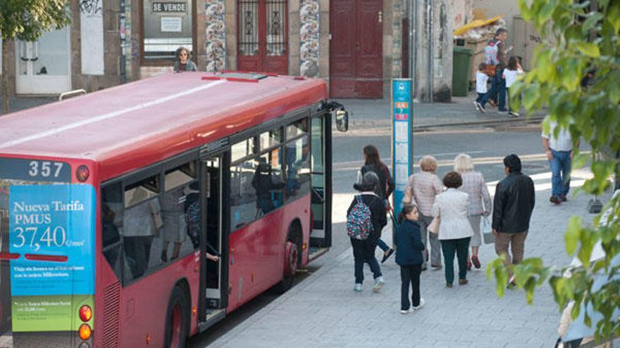 Bus urbano en una parada de A Coruña.