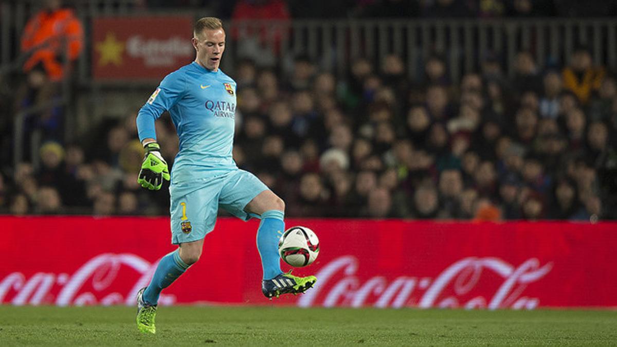 Ter Stegen controla el balón con el pie, durante la ida de la Copa del Rey ante el Atlético, en el Camp Nou