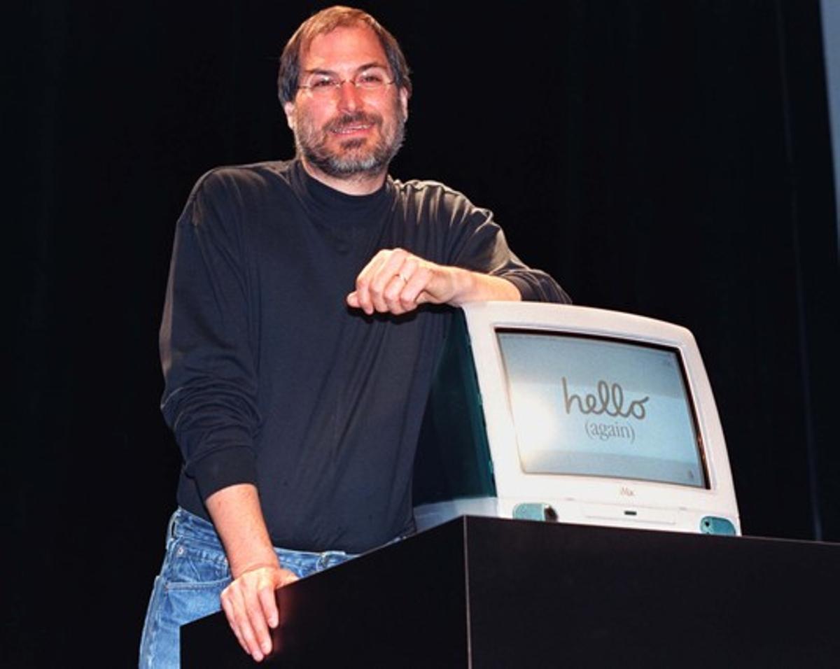 Steve Jobs el 1998, amb l’iMac, el primer ordinador de sobretaula de colors.