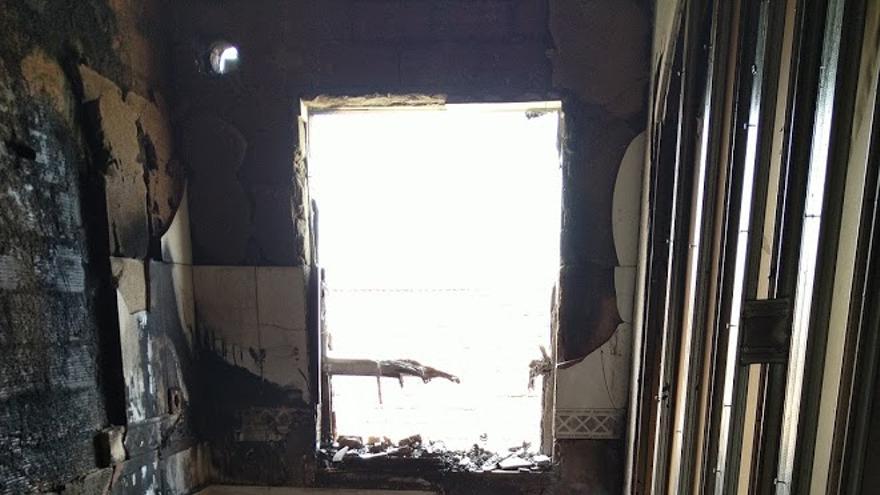 Interior del incendio de la vivienda en Alquerías.