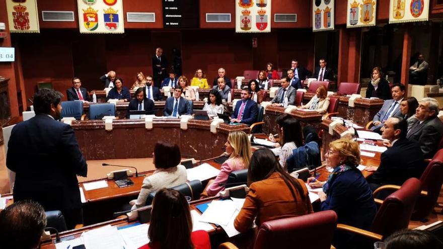 López Miras cree que las políticas de inmigración nacionales son un "llamamiento a las mafias"