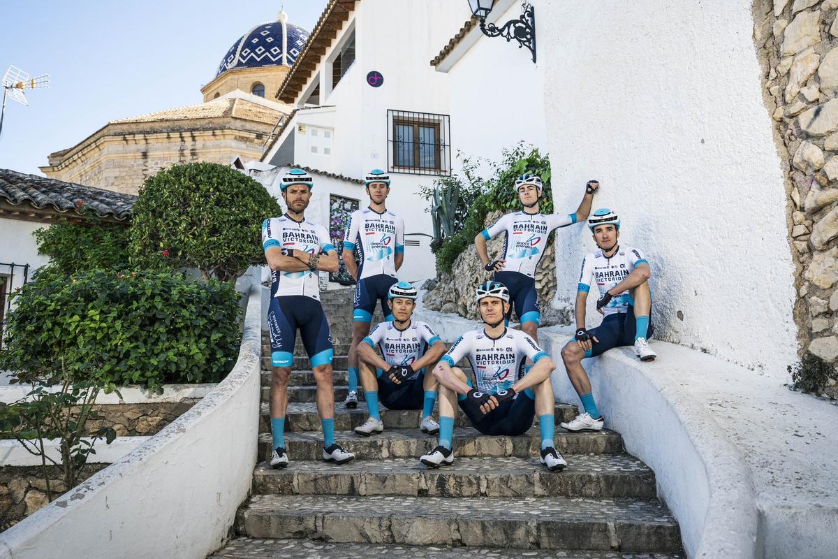El Bahrain Vitoriuos posa en Altea
