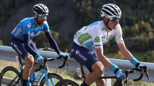 Los ciclistas del Movistar Alejandro Valverde y Enric Mas. EFE/Kiko Huesca
