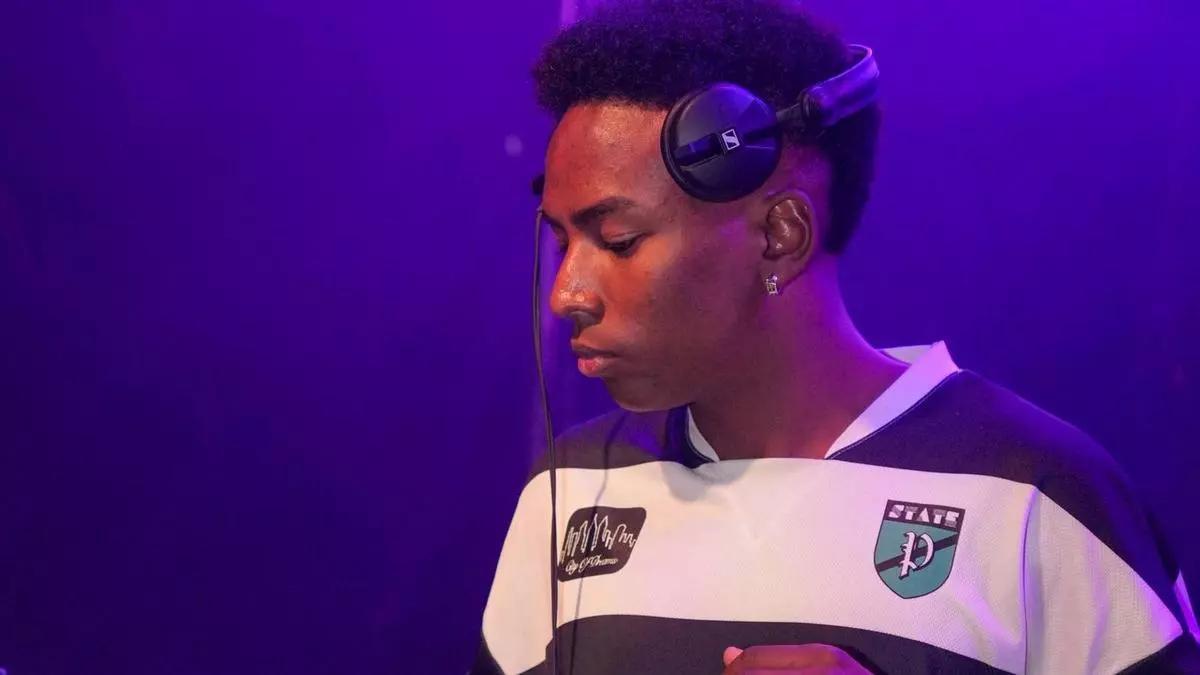 Anuar Rabat, haciendo de DJ en un local.