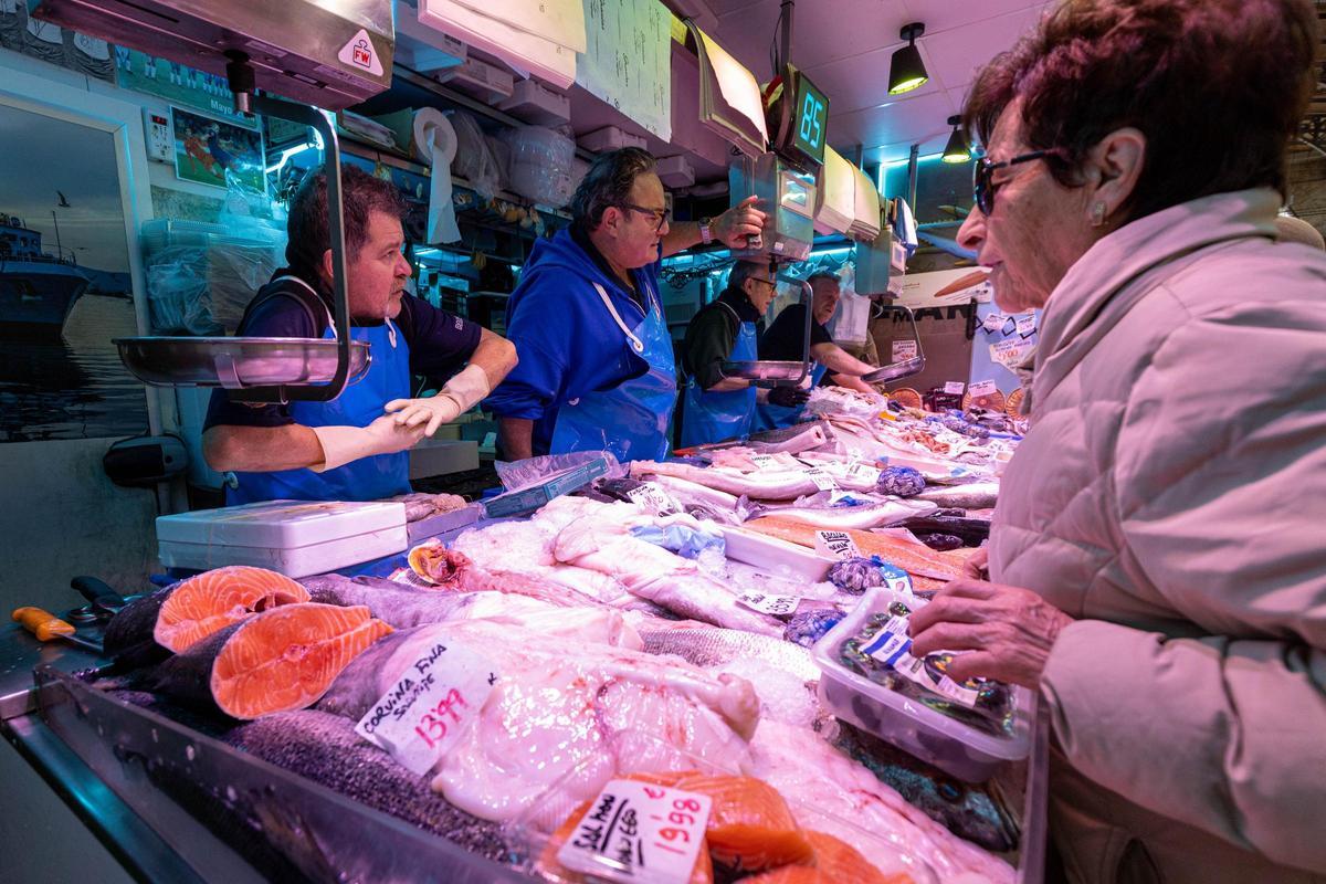 Una mujer ojeando los productos de una pescadería del Mercado Central de Zaragoza