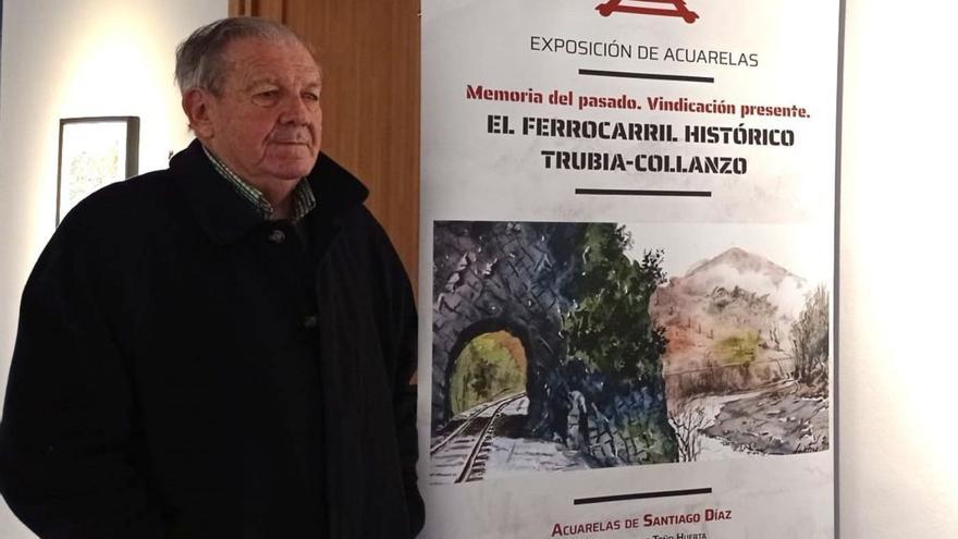 Santiago Díaz, junto al cartel de la exposición. | LNE