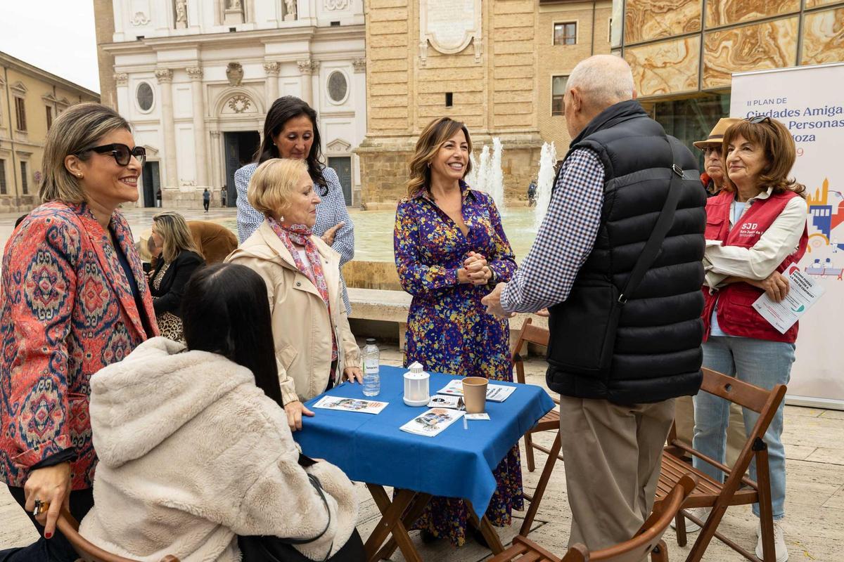 Natalia Chueca, alcaldesa de Zaragoza, participando en el café solidario contra la soledad no deseada