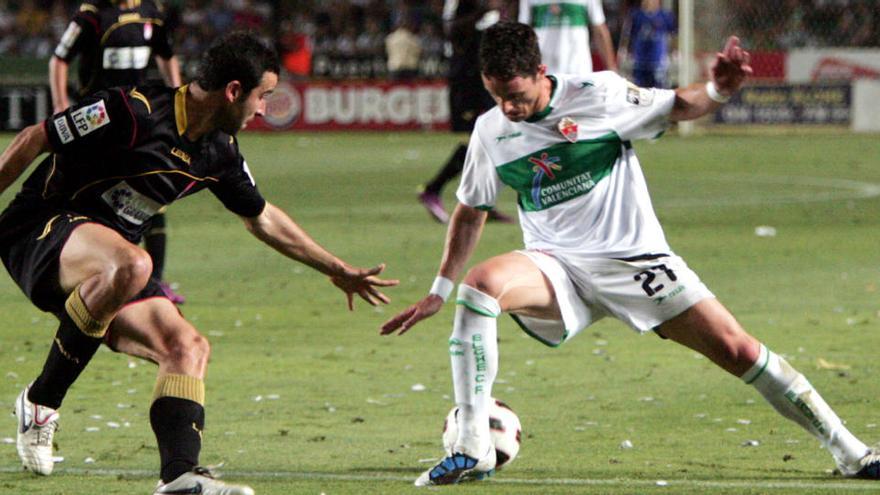 Un lance de la final por el ascenso entre el Elche y el Granada en junio de 2011.