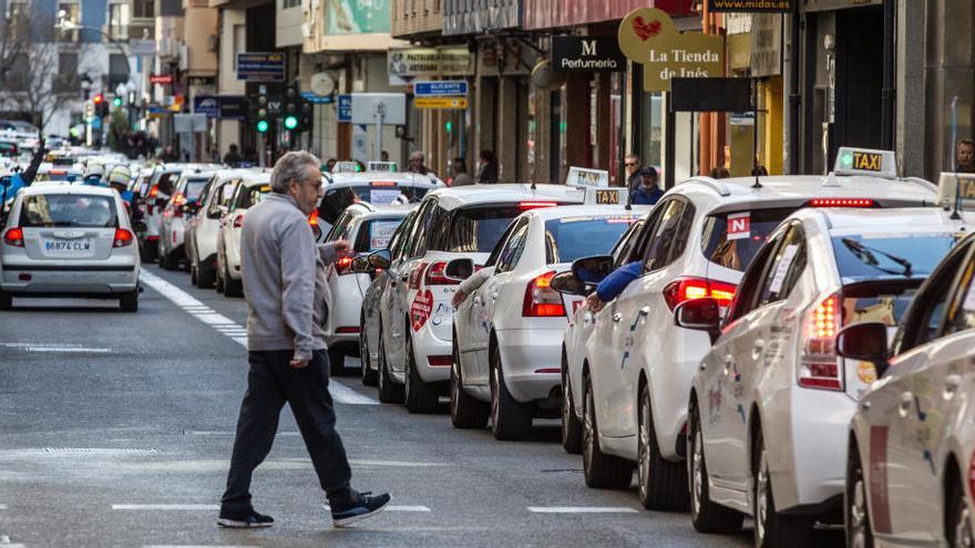 Los taxistas de Alicante exigen una nueva parada en la Plaza del Mar