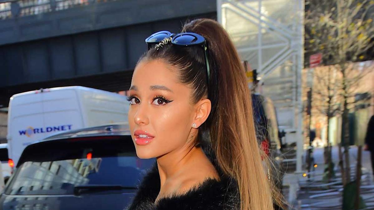 El disgusto de Ariana Grande porque le hacen mal un tatuaje