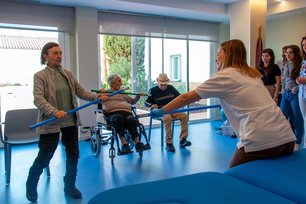 Mayores realizan ejercicios en una residencia.