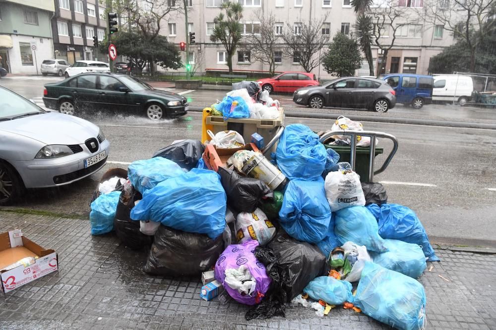 El servicio se ha reforzado esta mañana en la ronda de Nelle y el centro, donde se acumulan más residuos