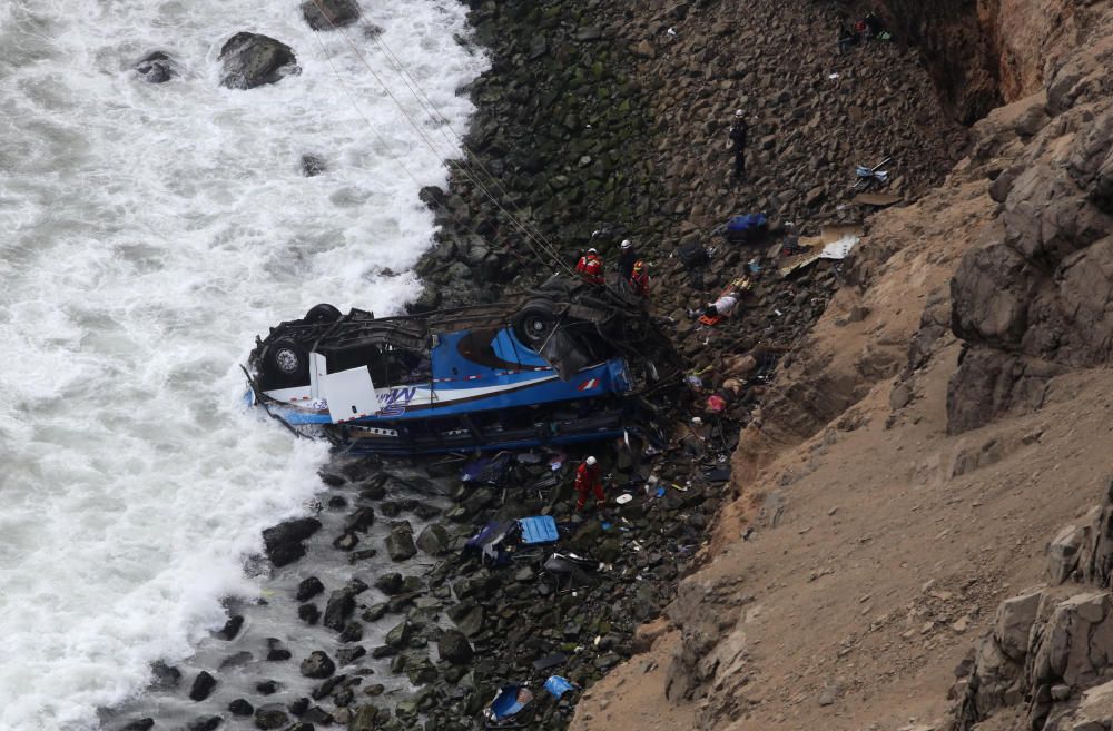 Un autobús cau per un barranc al Perú