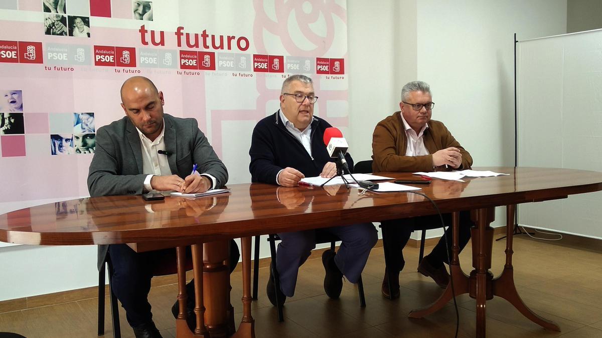 Un momento de la rueda de prensa del PSOE en Priego de Córdoba.