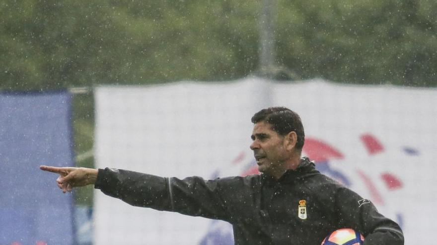 Fernando Hierro en el entrenamiento del Oviedo