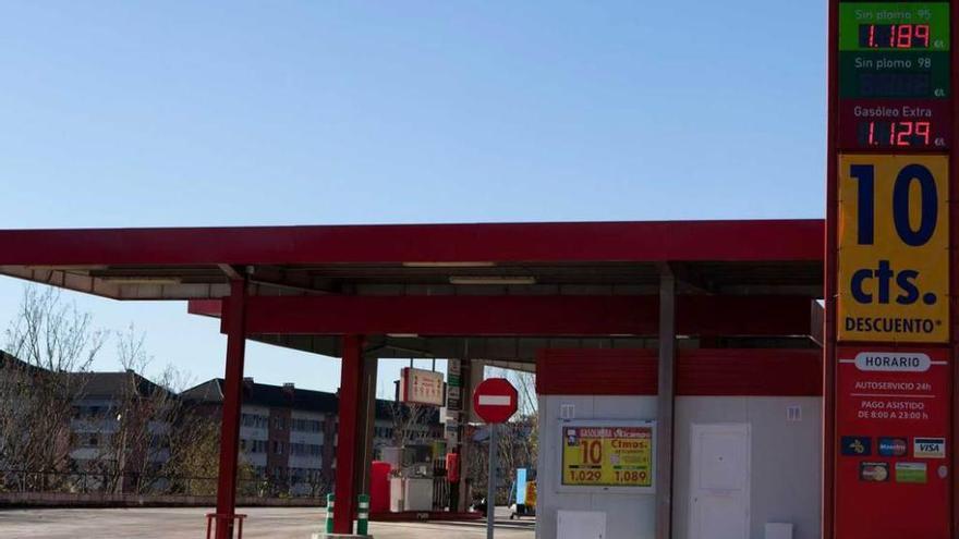 Gasolinera de El Entrego donde se puede conseguir gasóleo por debajo de un euro el litro.