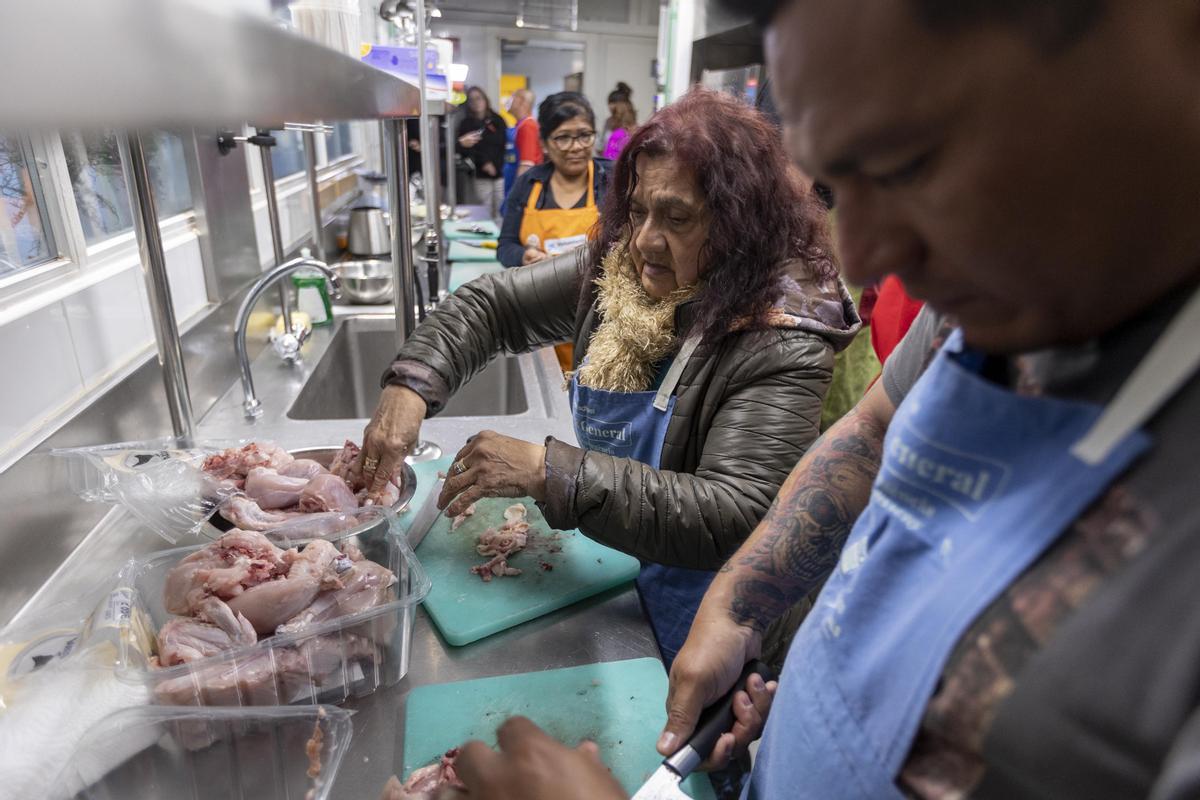 Varios participantes en un taller de alimentación saludable enter familias en riesgo de pobreza organizado por el ayuntamiento de Barcelona, el pasado jueves.