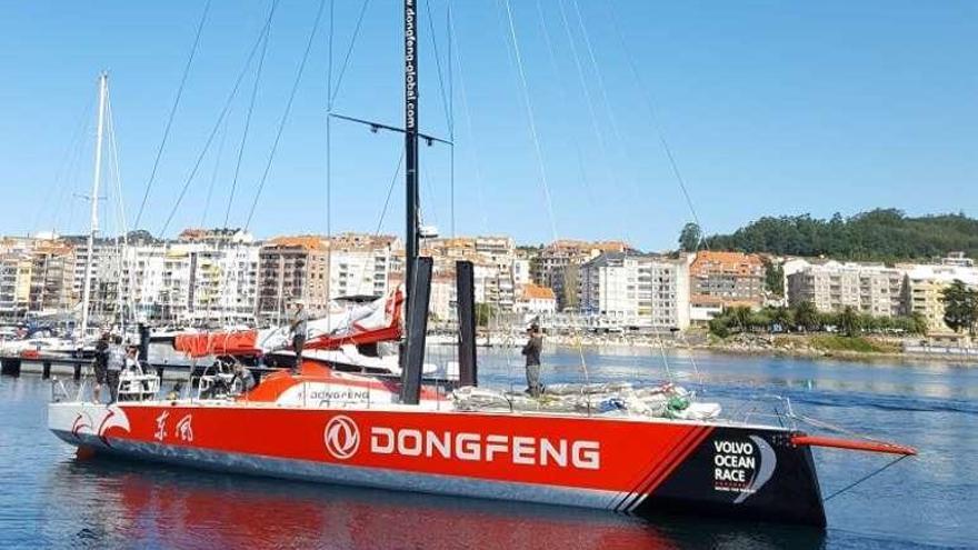 El barco chino Dongfeng, atracado en el puerto deportivo. // FdV