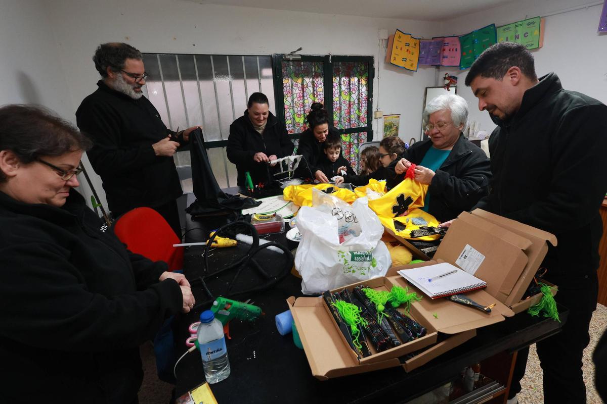 Los integrantes de la comparsa preparan el desfile de este 2026