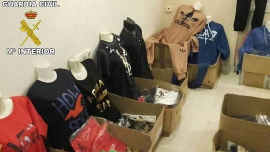 Una operación iniciada en El Altet permite intervenir ropa falsificada valorada en 3 millones