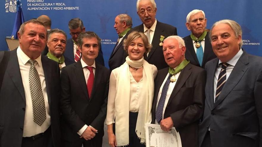 El condecorado, segundo por la derecha, posa junto con la ministra de Agricultura y con el consejero.