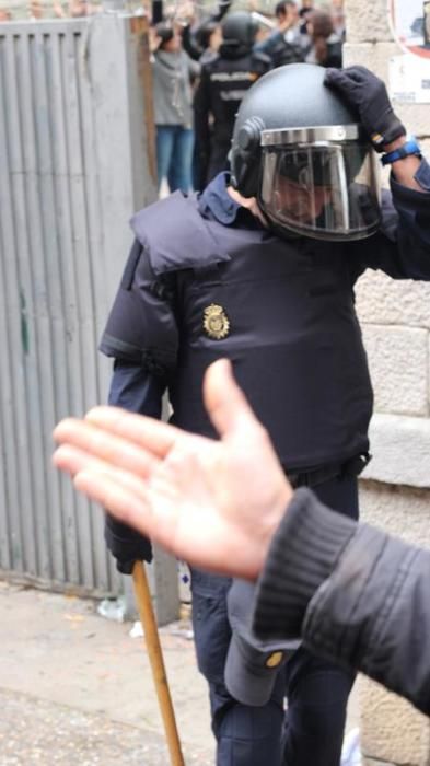 La Policia Nacional desallotja el col·legi Verd de Girona