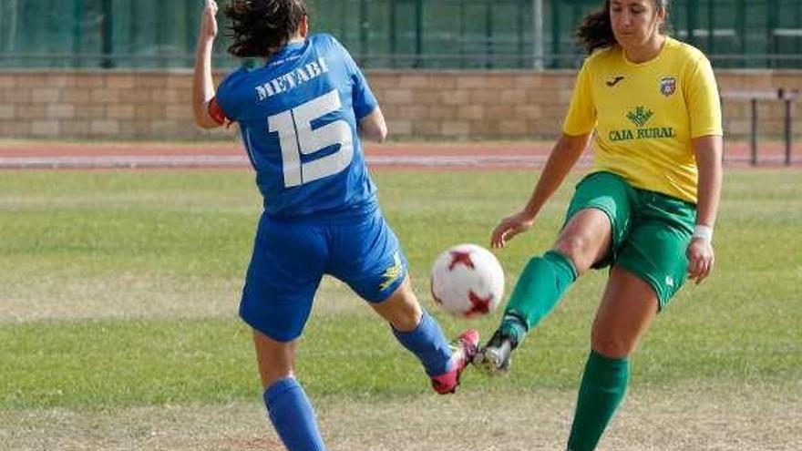 Lara Pastor pelea por la posesión del cuero.