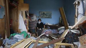 zentauroepp54397698 topshot   a woman stands in the rubble in her damaged house 200807174253