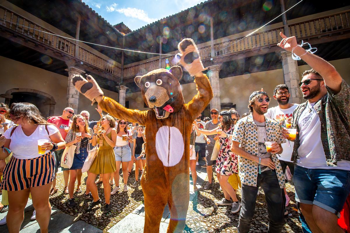 Ambiente festivo en una edición pasada del vermú organizado por el Prestoso Fest.