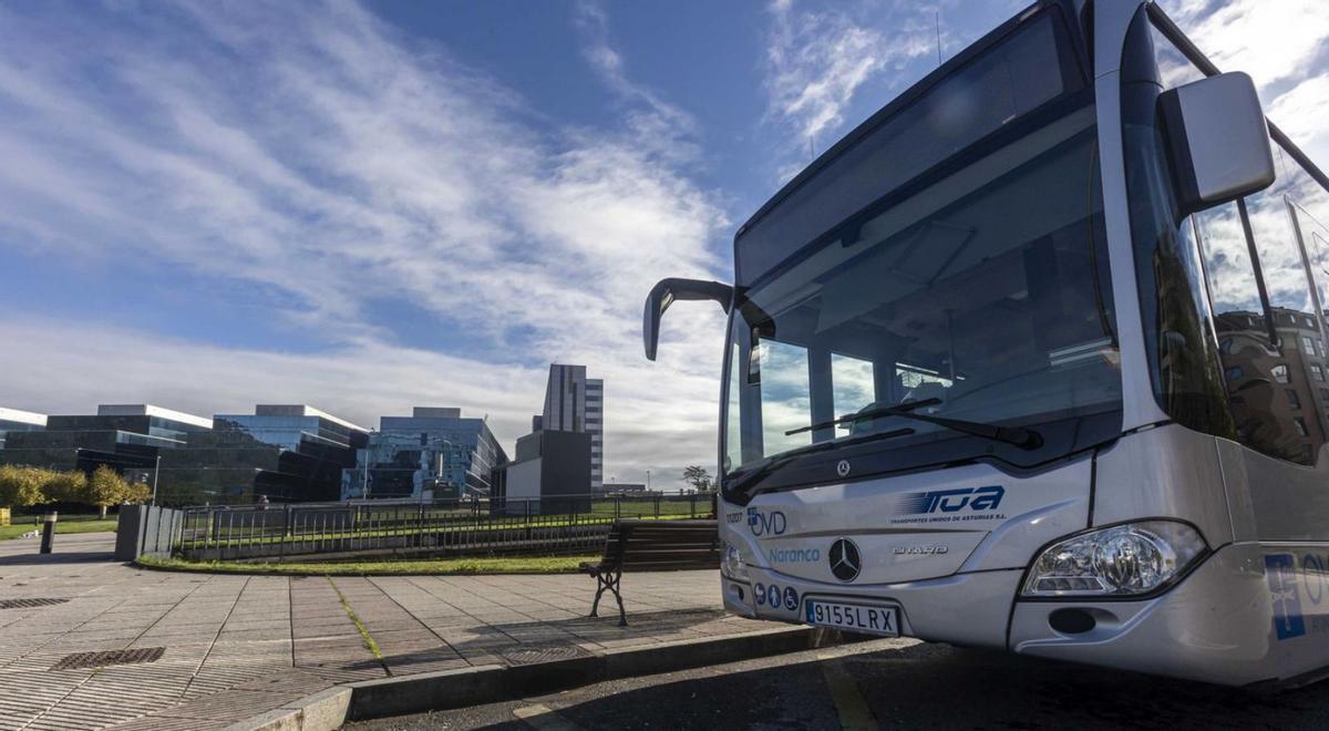 Un autobús de TUA, en el entorno del HUCA.