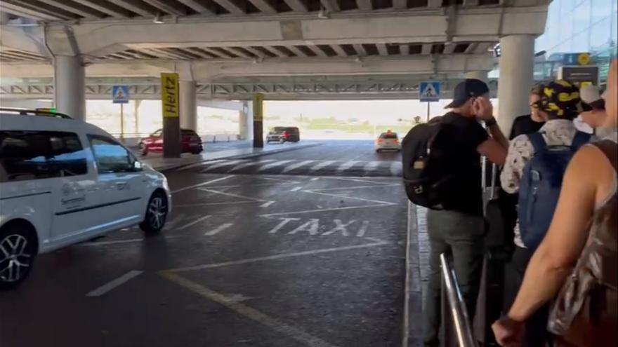 Viajeros se quejan de las largas esperas en el aeropuerto Alicante-Elche para coger un taxi.