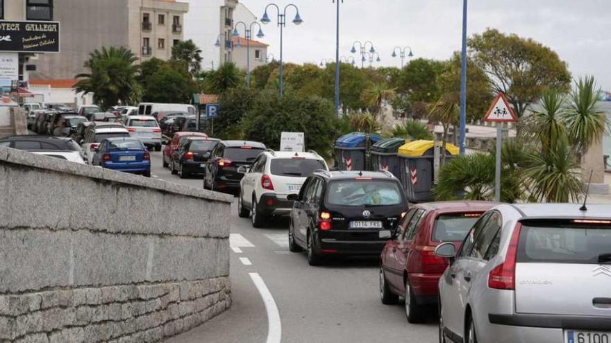 Retenciones viarias en la avenida de Beiramar, el acceso al centro desde el puente de A Toxa. // Muñiz