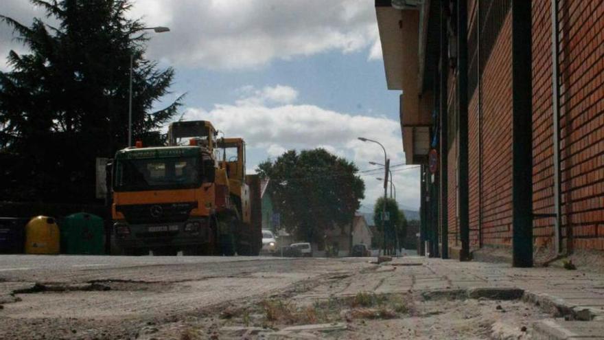 Socavón en la acera de la avenida de Pando.