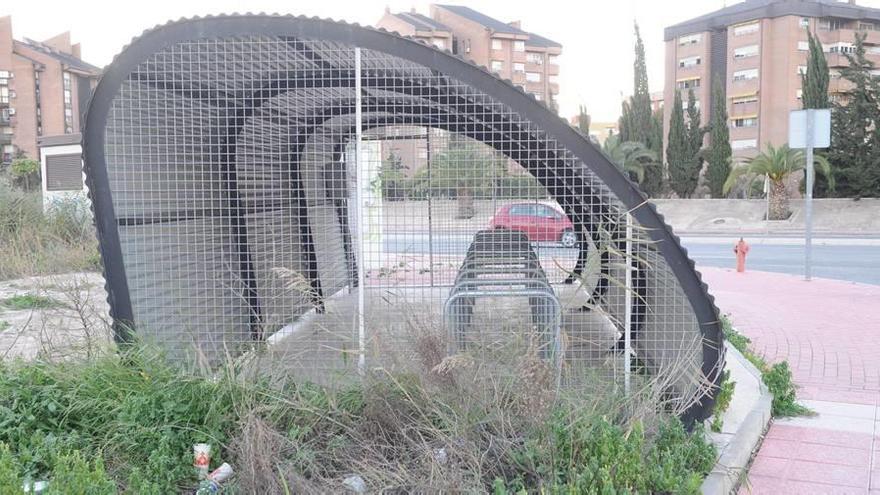 Los aparcabicis cerrados han estado durante años abandonados llenándose de maleza.