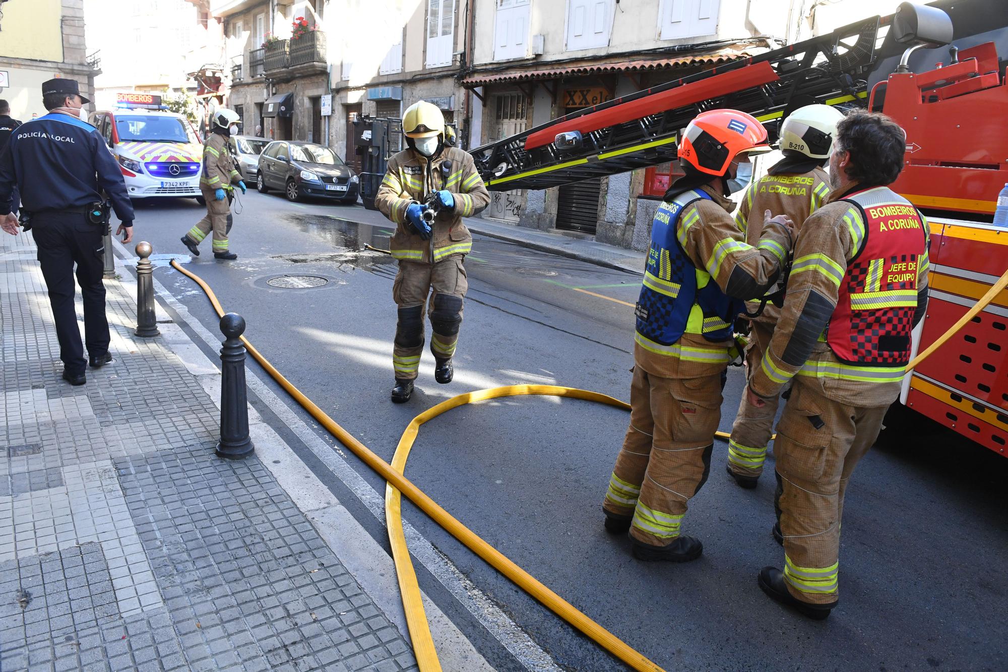 Los Bomberos sofocan un incendio en la calle Cordonería